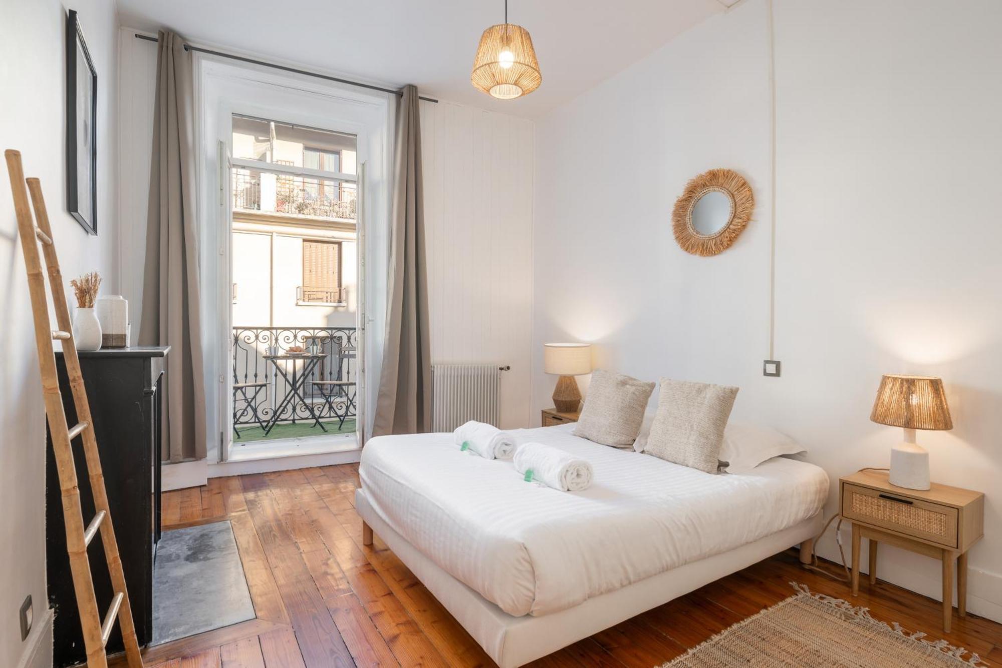 Appartement Spacieux Et Chaleureux Coeur De Ville Chambéry Exterior foto