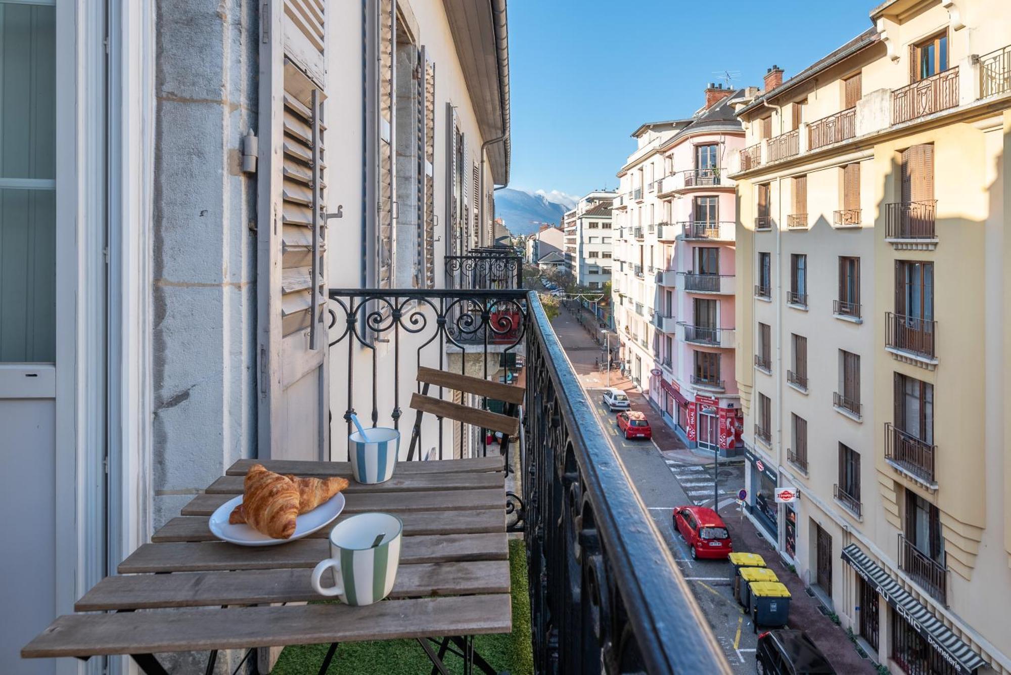 Appartement Spacieux Et Chaleureux Coeur De Ville Chambéry Exterior foto